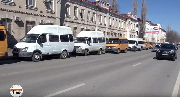 Скриншот видео "«Парад ГАЗелей»: в центре Волгограда собрались «на отдых» водители маршруток". 20 марта 2019 года https://youtu.be/QhwTsMM-JKM