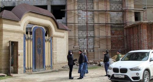 Возле стены строящегося торгового центра. Фото: пресс-служба мэрии Махачкалы  https://www.mkala.ru/info/news/news_20724.html?utm_source=yxnews&utm_medium=desktop