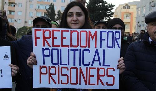 Участница митинга в Баку требует освободить политзаключенных. Фото Азиза Каримова для "Кавказского узла"