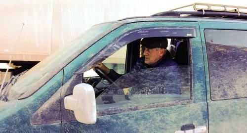 Водитель легковой машины в очереди у границы России с Грузией. Фото Эмма Марзоевой для "Кавказского узла"