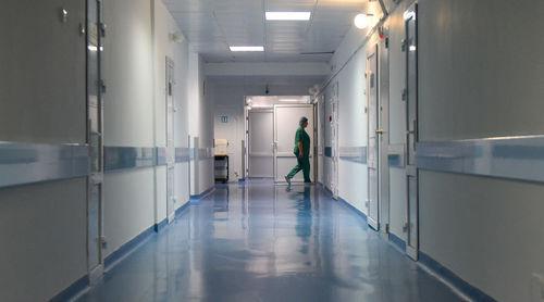 Больничный коридор.  Фото Елены Синеок, Юга.ру