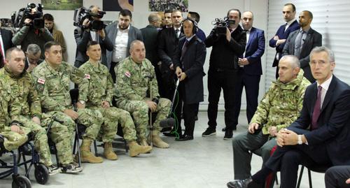 Генеральный секретарь НАТО Йенс Столтенберг встречается с грузинскими военными, раненными в Афганистане. Фото Инны Кукуджановой для "Кавказского узла"