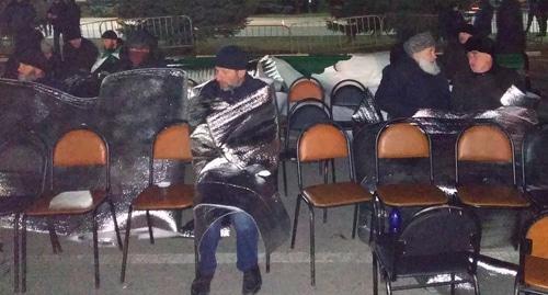 Протестующие остались на ночь на площади в Магасе. Фото: Умар Йовлой для "Кавказского узла".