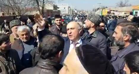 Ахмед Погоров пытается успокоить людей в Назрани 27 марта 2019 года. Фото: кадр видео oskanov https://t.me/fortangaorg/2608