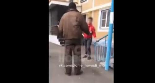 Кадр из видео, на котором подростки избивают бездомного в Белореченске. Скриншот видео Плохие новости https://vk.com/uralskie_vesti?z=video-150709625_456243318/2d5d43e02c7c41e7e9/pl_wall_-163655206