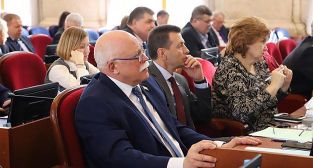 Депутаты Краснодарского края во время заседания. Фото: пресс-служба законодательного собрания Краснодарского края http://www.kubzsk.ru/news/7564