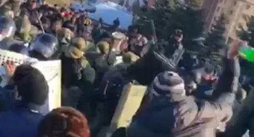 Столкновение сотрудников Росгвардии и митингующих в Магасе. 26 марта 2019 г. Скриншот видео The Caucasus Post https://www.youtube.com/watch?v=hQdBFls8n-g