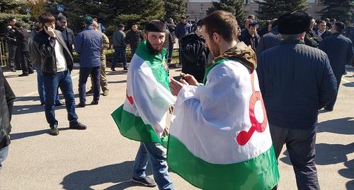Активисты во время митинга в Магасе. Фото Умара Йовлоя для "Кавказского узла". 