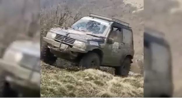 Внедорожник перед аварией во время автогонки по трассе ралли-рейда в Геленджике. Скриншот с видео "В Геленджике на джип-триале погиб спортсмен" пользователя Black-White News в Youtube, https://www.youtube.com/watch?v=fiR3vyN9FK8