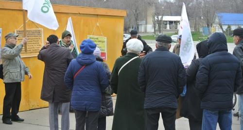 Батыр Боромангнаев выступает на митинге в Элисте. Фото: Бадма Бюрчиев для "Кавказского узла".