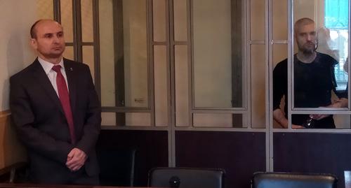 Денис Хисамов с адвокатом в зале суда. Фото Константина Волгина для "Кавказского узла"