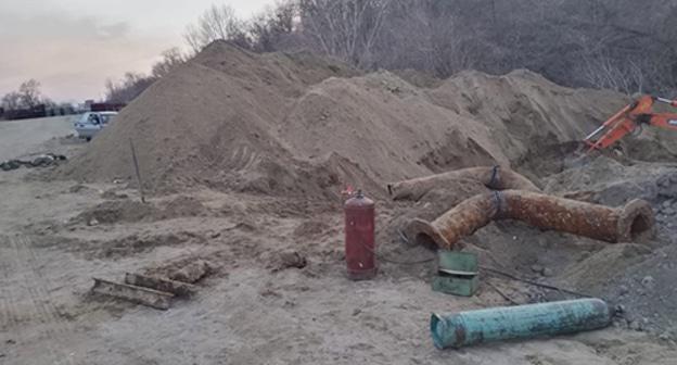 Траншея у жилого дома. Фото: пресс-служба Следственного комитета РФ по Волгоградской области http://volgograd.sledcom.ru