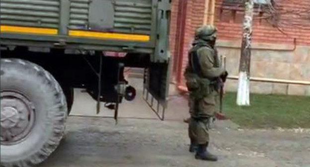 Сотрудники ГОВД и прикомандированные силовики в масках на улице населенного пункта в Ингушетии 03.04.2019. Фото кадр видео  ФортангаORG