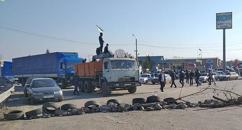 Акция протеста на трассе "Кавказ". 27 марта 2019 г. Фото: Умар Йовлой для "Кавказского узла"