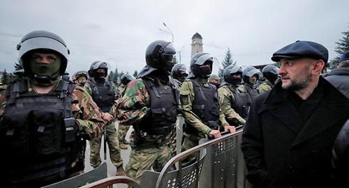 Сотрудники силовых структур во время митинга в Магасе. Октябрь 2018 г. Фото: REUTERS/Maxim Shemetov