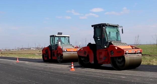 Дорожная техника на подъезде к Урус-Мартану. Фото: скриншот видео канала Minavtodor chr
https://www.youtube.com/watch?v=I-Vwl_S-DKs 