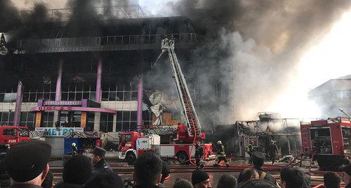 Пожар в торговом центре "Диглас" в Баку. 26 марта 2019 года. Фото Азиза Каримова для "Кавказского узла"
