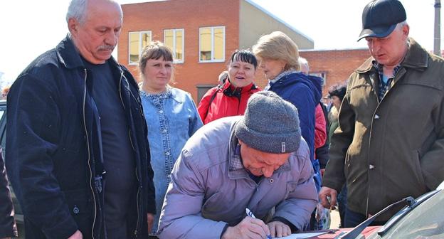 Участники пикета в Гуково 6 апреля 2019 года собирают подписи под обращением к генпрокурору. Фото Вячеслава Прудникова для «Кавказского узла»