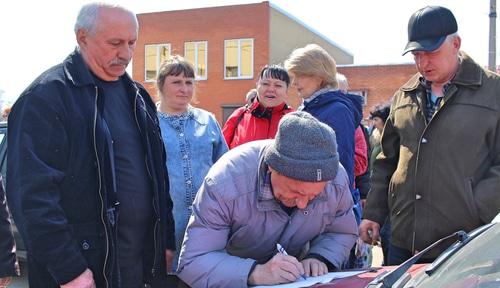 Участники пикета в Гуково 6 апреля 2019 года собирают подписи под обращением к генпрокурору. Фото Вячеслава Прудникова для «Кавказского узла»