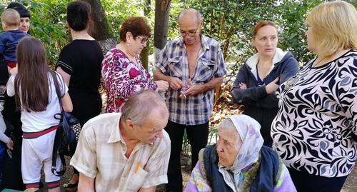 Жители микрорайона Донской в Сочи, протестующие против строительства торгового центра рядом со школой. Фото Светланы Кравченко для "Кавказского узла".