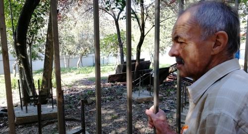 Житель Сочи на месте строительства торгового центра, где вырублены деревья и нарушена зеленая зона. Фото Светланы Кравченко для "Кавказского узла".