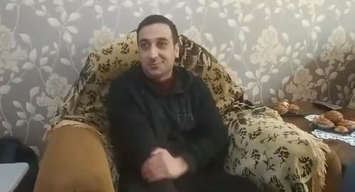 Байрам Мамедов дома после помилования в марте 2019 года. Кадр видео пользователя ƏN SON XƏBƏRLƏR в Youtube  https://www.youtube.com/watch?v=X00h0j4sJSo