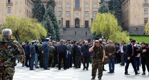 Протестующие перед зданием правительства Армении, Фото Тиграна Петрсояна для "Кавказского узла"