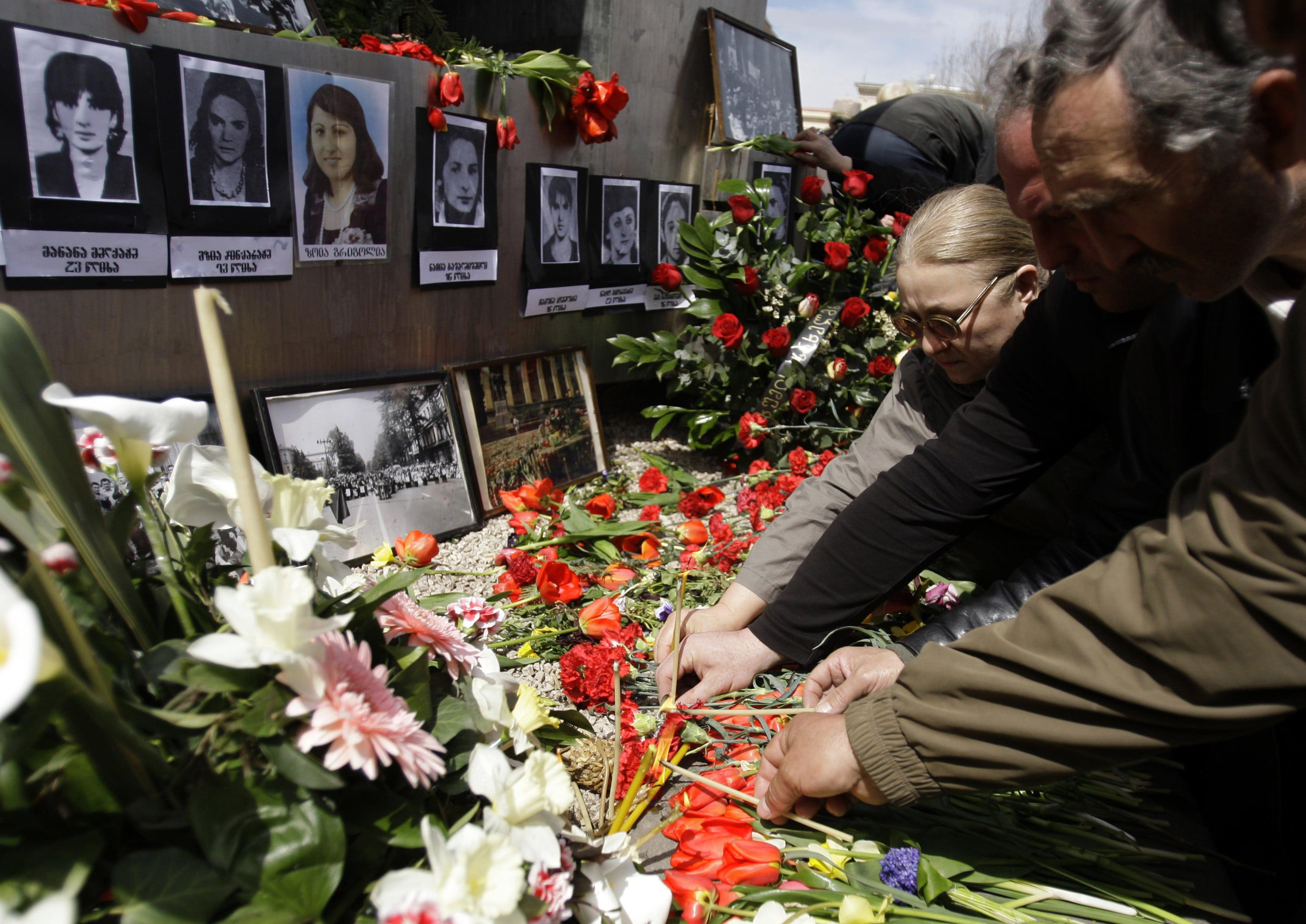 Возложение цветов в память о погибших 9 апреля 1989 года в Тбилиси. Фото: REUTERS / David Mdzinarishvili