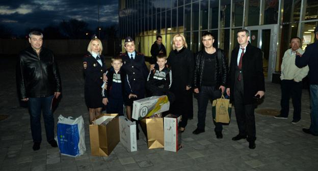 Двое мальчиков из Сирии в аэропорту Кабардино-Балкарии. Фото Пресс-служба МВД https://скфо.мвд.рф/novosti/item/16480018