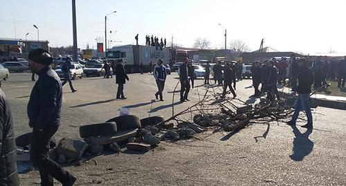 Акция протеста на "Экажевском круге" при въезде в Назрань. 27 марта 2019 г. Фото Умара Йовлоя для "Кавказского узла"