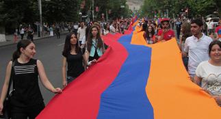 100-метровый флаг Армении на акции в Ереване . Фото Тиграна Петросяна для "Кавказского узла" 