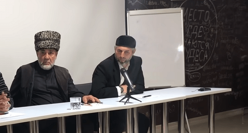 Ахмед Барахоев (слева) и Муса Мальсагов на совместной пресс-конференции лидеров ингушского протеста. Фото: Кадр видео "Ингушская осень" на YouTube https://www.youtube.com/watch?v=LfHJl8WXNTk