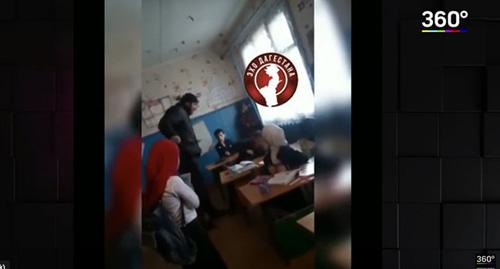 Дагестанский учитель заподозрен в жестоком обращении со школьником. Скриншот видео Телеканал 360 https://www.youtube.com/watch?v=VBya638MCWU
