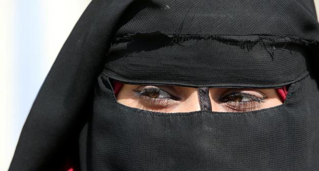 Женщина в лагере для перемещенных лиц Аль-Холь в мухафазе Хасака, Сирия, 1 апреля 2019 года. Фото  REUTERS / Ali Hashisho