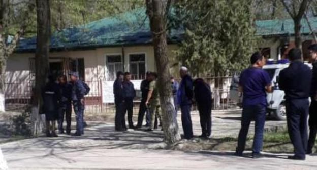 Родственники задержанных у здания Ногайского райсуда, 13 апреля 2019 года. Фото: Гульмира Тангатарова  для "Кавказского узла"