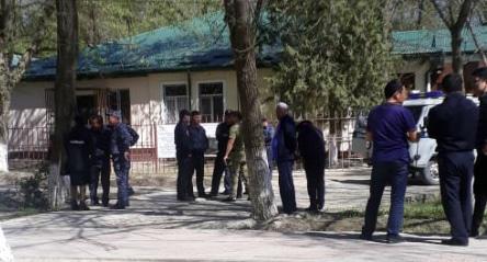 Родственники задержанных у здания Ногайского райсуда, 13 апреля 2019 года. Фото: Гульмира Тангатарова  для "Кавказского узла"