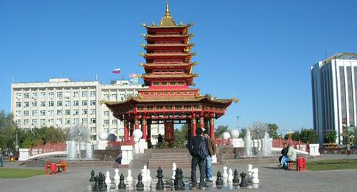 Площадь Ленина, на заднем плане — мэрия Элисты. Фото: Buzava https://ru.wikipedia.org/