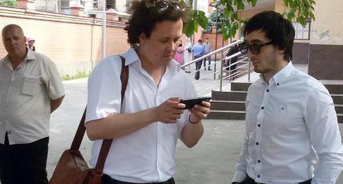 Альберт Хамхоев (справа) со своим адвокатом. Фото Умара Йовлоя для "Кавказского узла"
