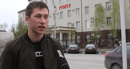Один из участников видеосюжета «Молодежь Чечни обратилась к лжепатриотичным блогерам». Кадр видео https://www.youtube.com/watch?v=Y3hMxHTLRkU