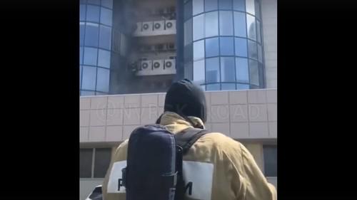 Скриншот видео пожара в Новороссийске 22 апреля 2019 года. Группа "ДТП Новороссийск" в соцсети "ВКонтакте", https://vk.com/wall-100283479_290674