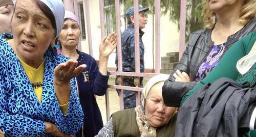Родственники задержанных активистов у здания Ногайского районного суда, 13 апреля 2019 года. Фото  Гульмиры Тангатаровой для "Кавказского узла"