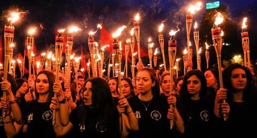 Участники факельного шествия в Ереване. Фото: страница организаторов шествия в социальной сети https://www.facebook.com/events/325013381406396/permalink/325013398073061/