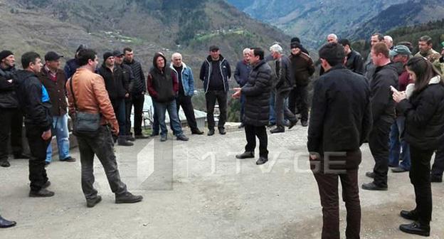 Жители села Бутураули. Фото кадр видео 1tv.ge https://www.newsgeorgia.ge/cemi-iz-vysokogornogo-sela-v-adzharii-trebuyut-rasseleniya/