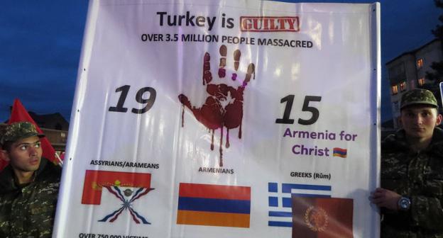 Плакат участников прошедшего факельного шествия в Степанакерте. Фото Алвард Григорян для "Кавказского узла"