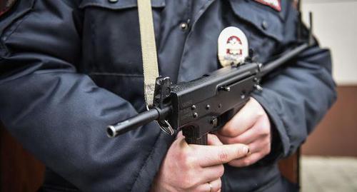 Оружие сотрудника полиции.  Фото Елены Синеок, Юга.ру