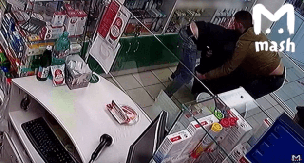 Скриншот видео "Подмосковные полицейские избивают отца двукратного чемпиона мира по ММА Магомеда Юнусилау", https://youtu.be/MamA4pnlMEE