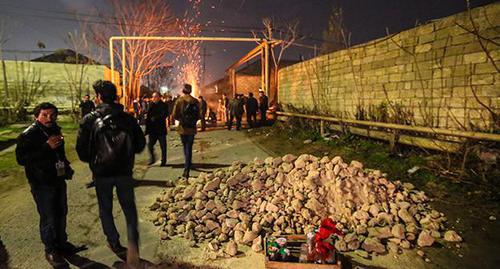 Жители поселка  складывают камни и арматуру на площади Имам Хусейна во время беспорядков в Нардаране в ноябре 2015 года. фото Азиза Каримова для "Кавказского узла"