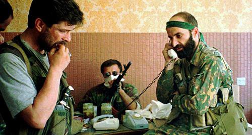 Шамиль Басаев (справа). Июнь 1995 г. Фото: REUTERS/Pool new