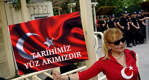 Женщина держит плакат с надписью «Наша история - наша гордость» во время акции протеста против одобрения резолюции парламента Германии. Турция, Анкара, 3 июня 2016 г. Фото: REUTERS/Umit Bektas