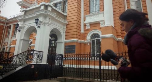 Журналистка возле здания Ростовского областного суда. Фото Константин Волгин для "Кавказского узла".